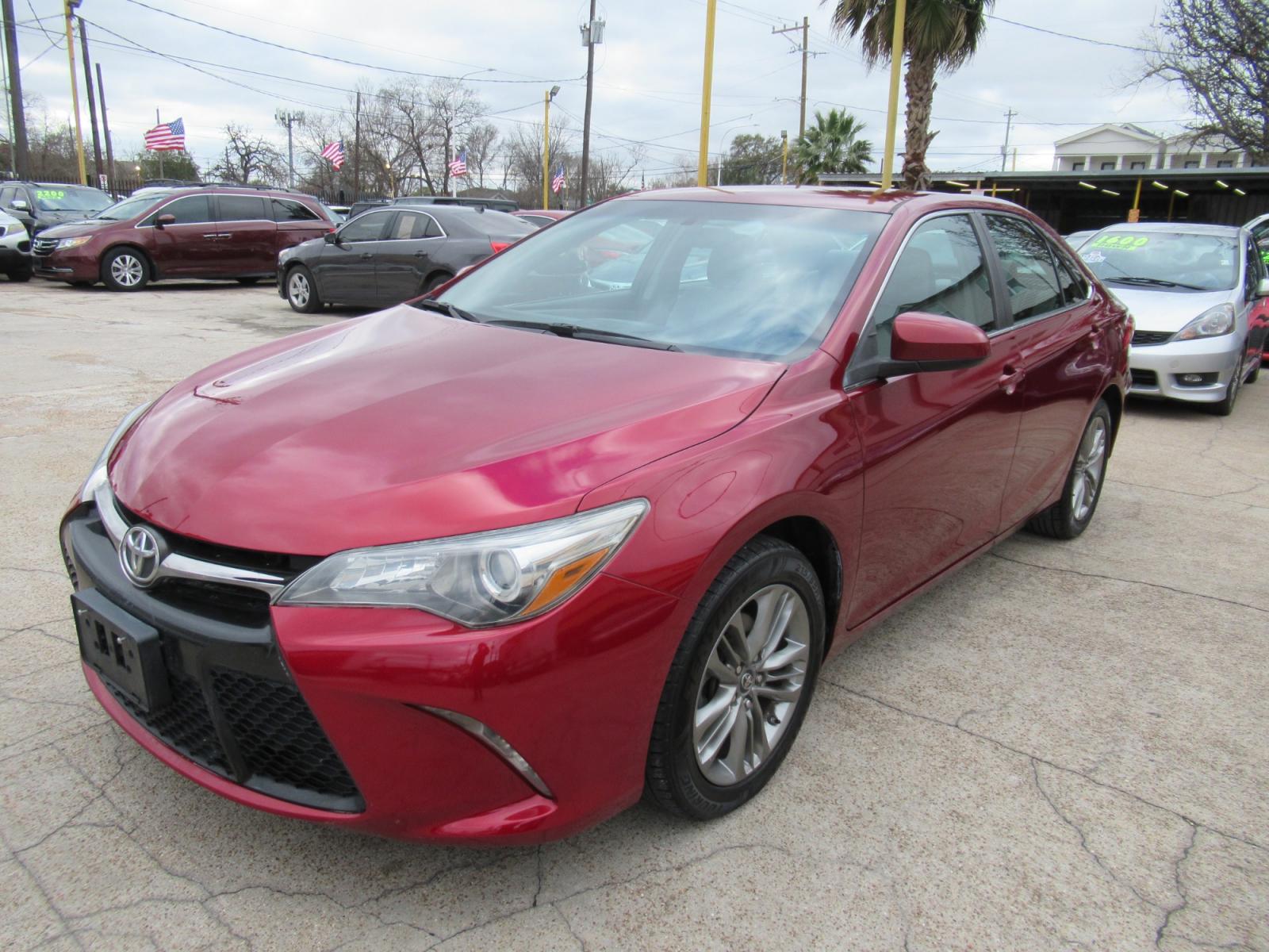 2016 Red /Gray Toyota Camry SE (4T1BF1FK0GU) with an 2.5L L4 DOHC 16V engine, Automatic transmission, located at 1511 North Shepherd Dr., Houston, TX, 77008, (281) 657-1221, 29.798361, -95.412560 - 2016 TOYOTA CAMRY SE VIN: 4T1BF1FK0GU603177 4 T 1 B F 1 F K 0 G U 6 0 3 1 7 7 SEDAN 4 DR 2.5L I4 F DOHC 16V GASOLINE FRONT WHEEL DRIVE - Photo #26